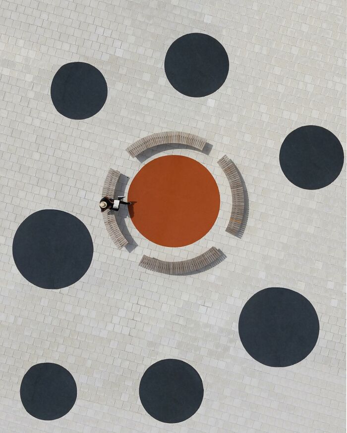 This Photographer Turns Buildings, Windows, And Empty Space Into 55 Mesmerizing Minimalist Scenes