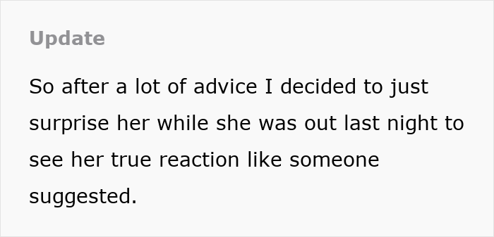 Guy&rsquo;s Imagination Drives Him Mad As He Spots Fianc&eacute;e Not Putting On Her Engagement Ring At Clubs