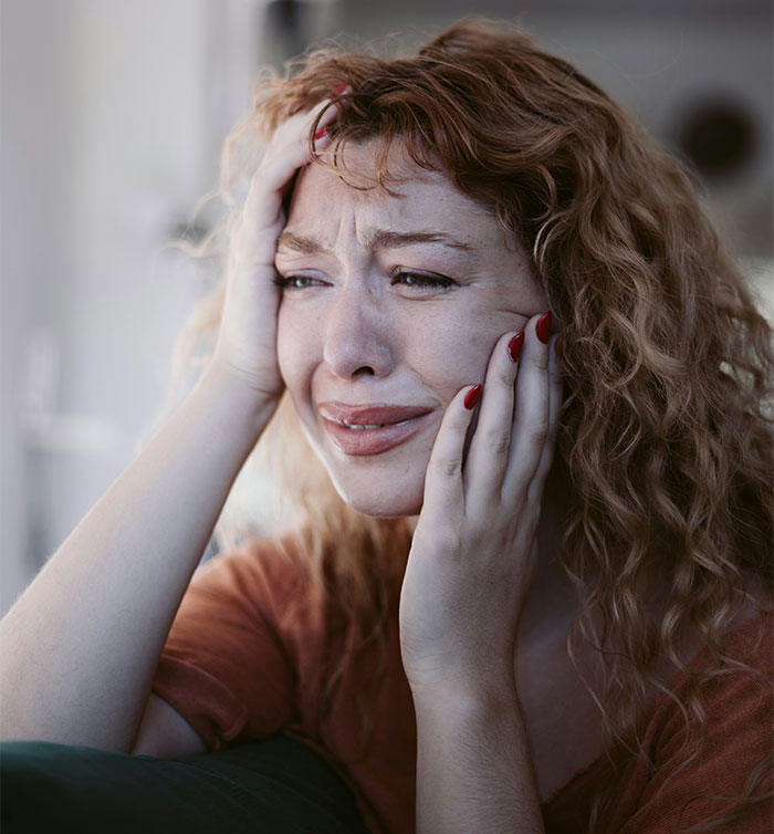 Mother Pours Wine Over Daughter’s Wedding Dress While Smiling, Says It’s Fate