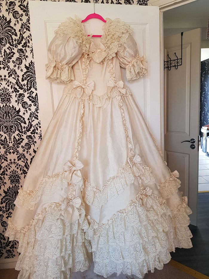 Mother Pours Wine Over Daughter’s Wedding Dress While Smiling, Says It’s Fate