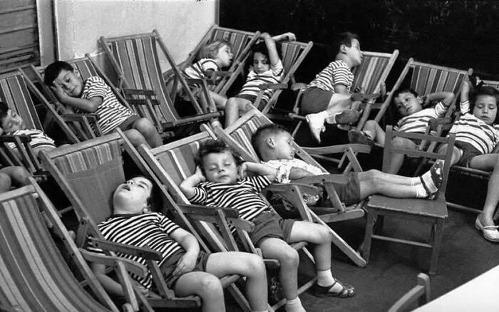 40 Vintage Pics Of Children Shared By ‘Simple Is Beautiful Photography’ Filled With Memory And Tenderness