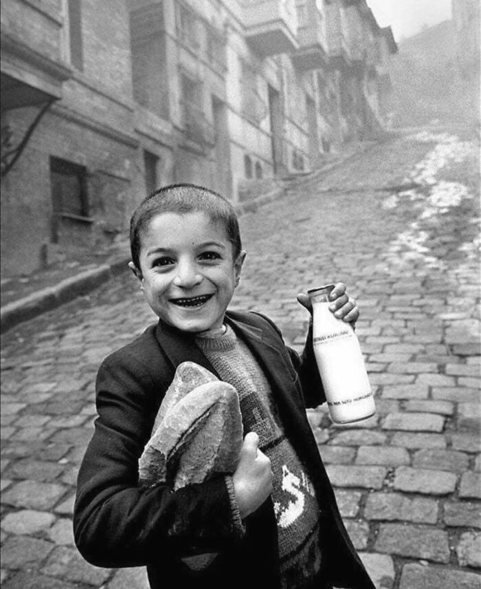 40 Vintage Pics Of Children Shared By ‘Simple Is Beautiful Photography’ Filled With Memory And Tenderness