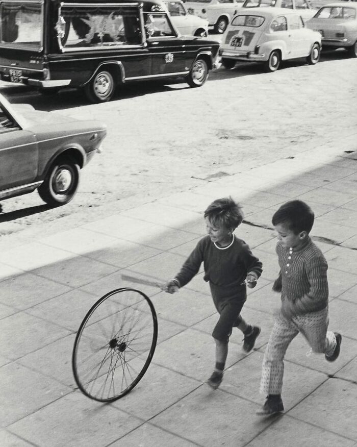 40 Vintage Pics Of Children Shared By ‘Simple Is Beautiful Photography’ Filled With Memory And Tenderness