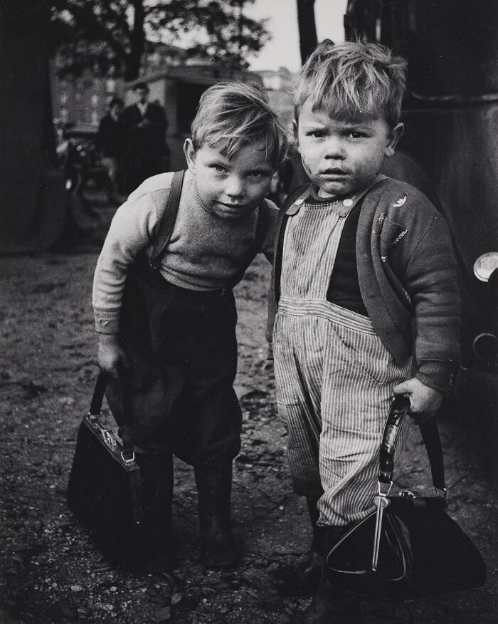 40 Vintage Pics Of Children Shared By ‘Simple Is Beautiful Photography’ Filled With Memory And Tenderness