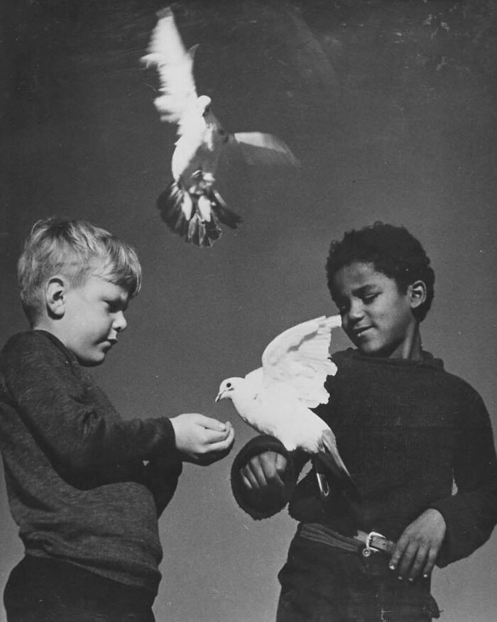40 Vintage Pics Of Children Shared By ‘Simple Is Beautiful Photography’ Filled With Memory And Tenderness