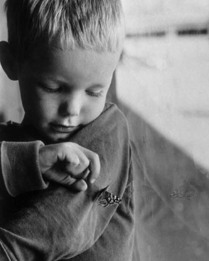 40 Vintage Pics Of Children Shared By ‘Simple Is Beautiful Photography’ Filled With Memory And Tenderness