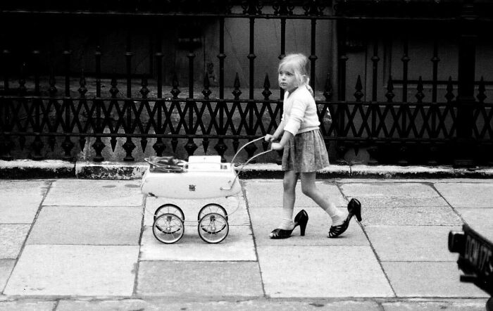 40 Vintage Pics Of Children Shared By ‘Simple Is Beautiful Photography’ Filled With Memory And Tenderness