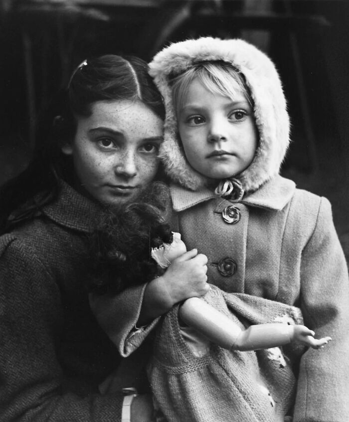 40 Vintage Pics Of Children Shared By ‘Simple Is Beautiful Photography’ Filled With Memory And Tenderness