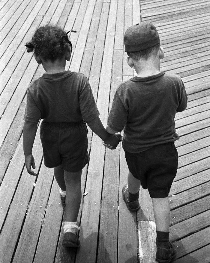 40 Vintage Pics Of Children Shared By ‘Simple Is Beautiful Photography’ Filled With Memory And Tenderness