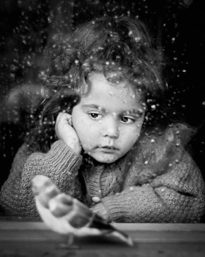 40 Vintage Pics Of Children Shared By ‘Simple Is Beautiful Photography’ Filled With Memory And Tenderness