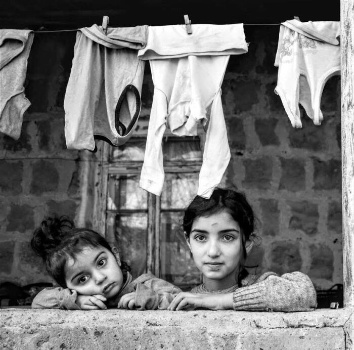 40 Vintage Pics Of Children Shared By ‘Simple Is Beautiful Photography’ Filled With Memory And Tenderness