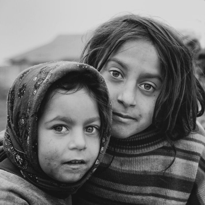 40 Vintage Pics Of Children Shared By ‘Simple Is Beautiful Photography’ Filled With Memory And Tenderness