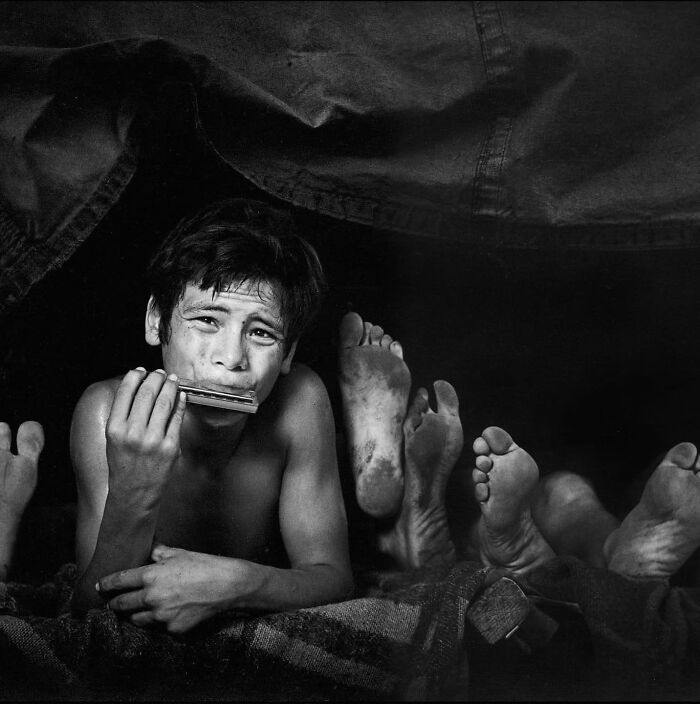 40 Vintage Pics Of Children Shared By ‘Simple Is Beautiful Photography’ Filled With Memory And Tenderness