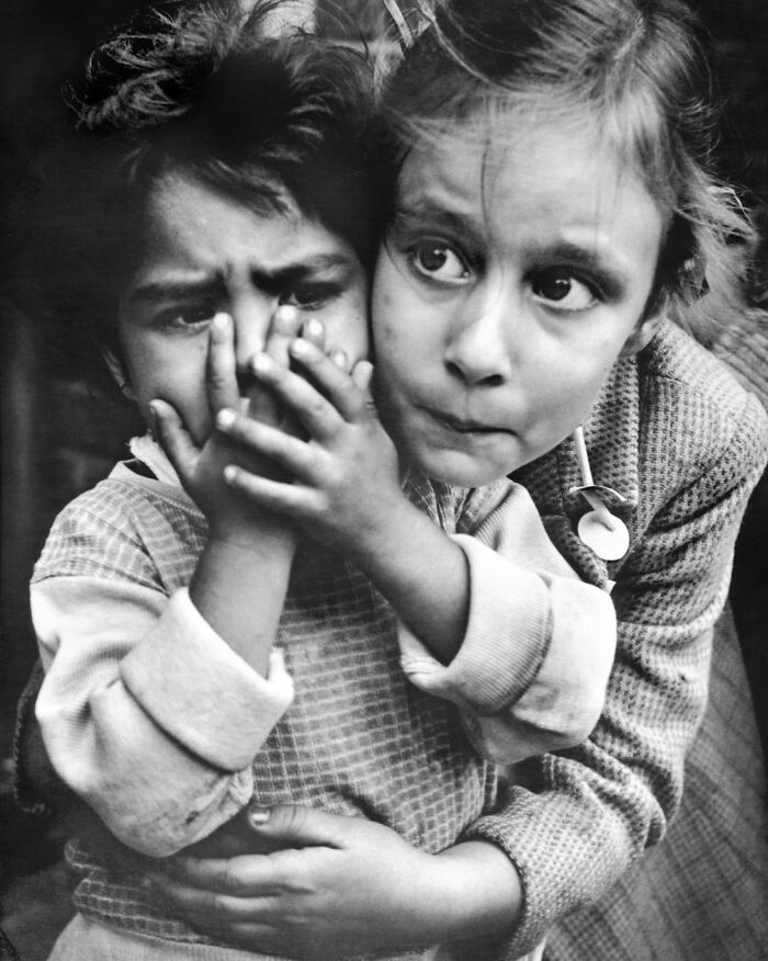 40 Vintage Pics Of Children Shared By ‘Simple Is Beautiful Photography’ Filled With Memory And Tenderness