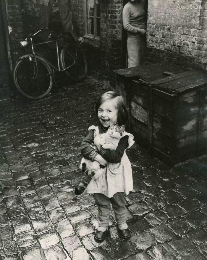 40 Vintage Pics Of Children Shared By ‘Simple Is Beautiful Photography’ Filled With Memory And Tenderness