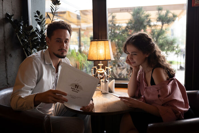 40 Gloriously Unhinged Reasons People Got Up And Left Mid-Date