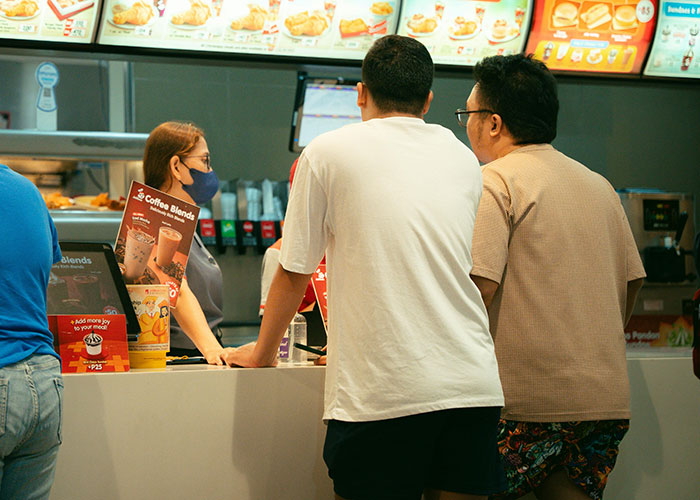 Entitled Mom Assumes Random Guy Will Just Buy Her Kids Food Because She’s A Single Mom