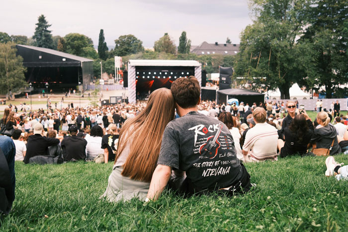 Woman Buys Concert Tickets For BF&rsquo;s Birthday Because He &ldquo;Loves Bands&rdquo;, His Reaction Makes Her Cry