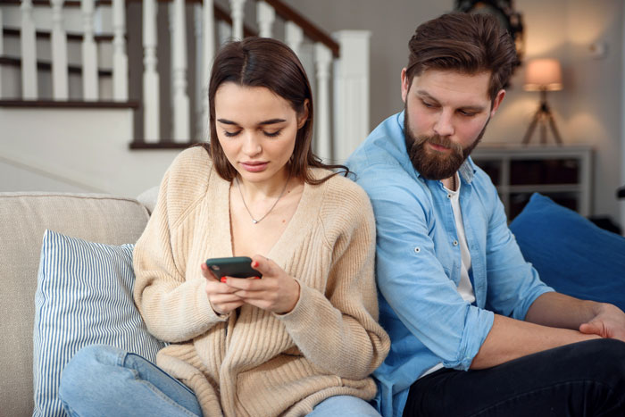 GF Confused After BF Suddenly Finds Her Connection With Male Bestie Problematic, Folks Say “End It”