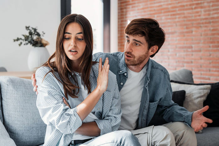 GF Confused After BF Suddenly Finds Her Connection With Male Bestie Problematic, Folks Say “End It”