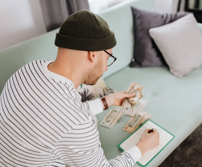 Man Upset GF Pretended To Be Broke For 5 Years When She Had $50K In Savings