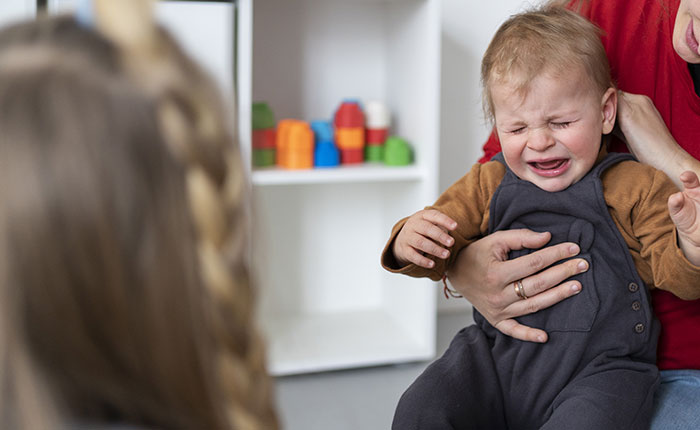 Guy Regrets Housing Friend And His Fam Against GF’s Wishes After Their Toddler Ends Up In The ER