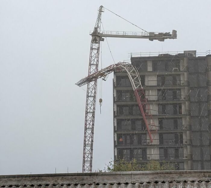 &ldquo;Decided To Fall Apart Before My Wedding&rdquo;: 59 Times Things Broke So Badly, It Looked Intentional