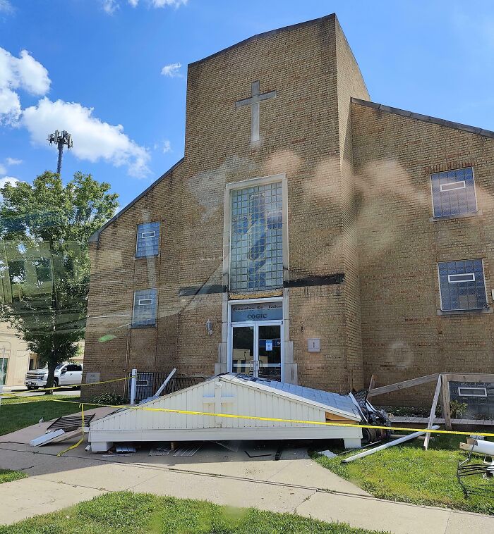 &ldquo;Decided To Fall Apart Before My Wedding&rdquo;: 59 Times Things Broke So Badly, It Looked Intentional