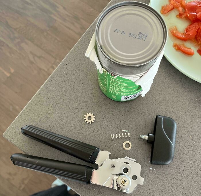 &ldquo;Decided To Fall Apart Before My Wedding&rdquo;: 59 Times Things Broke So Badly, It Looked Intentional