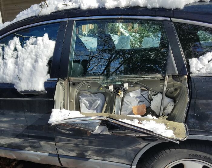 &ldquo;Decided To Fall Apart Before My Wedding&rdquo;: 59 Times Things Broke So Badly, It Looked Intentional