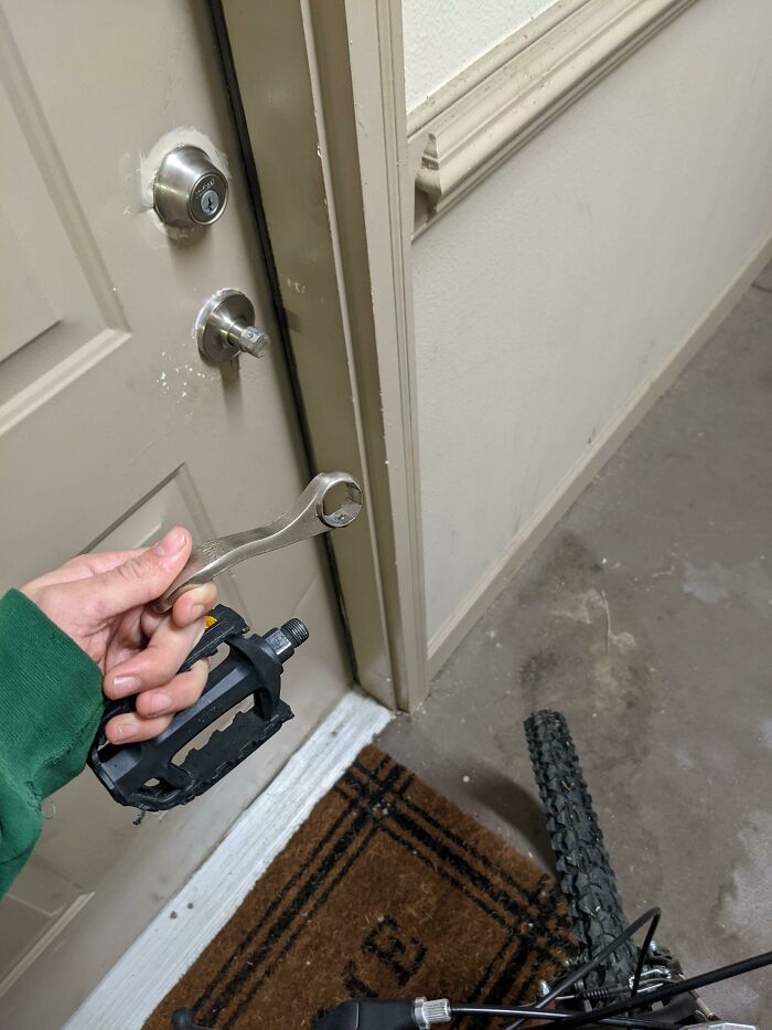 &ldquo;Decided To Fall Apart Before My Wedding&rdquo;: 59 Times Things Broke So Badly, It Looked Intentional