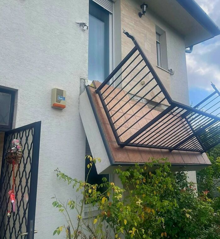 &ldquo;Decided To Fall Apart Before My Wedding&rdquo;: 59 Times Things Broke So Badly, It Looked Intentional