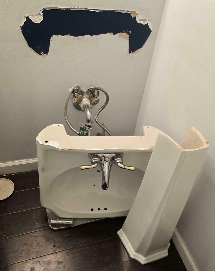 &ldquo;Decided To Fall Apart Before My Wedding&rdquo;: 59 Times Things Broke So Badly, It Looked Intentional