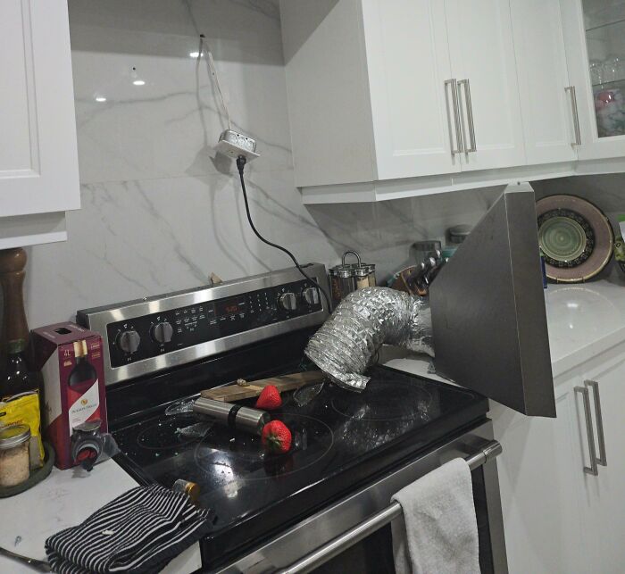 &ldquo;Decided To Fall Apart Before My Wedding&rdquo;: 59 Times Things Broke So Badly, It Looked Intentional