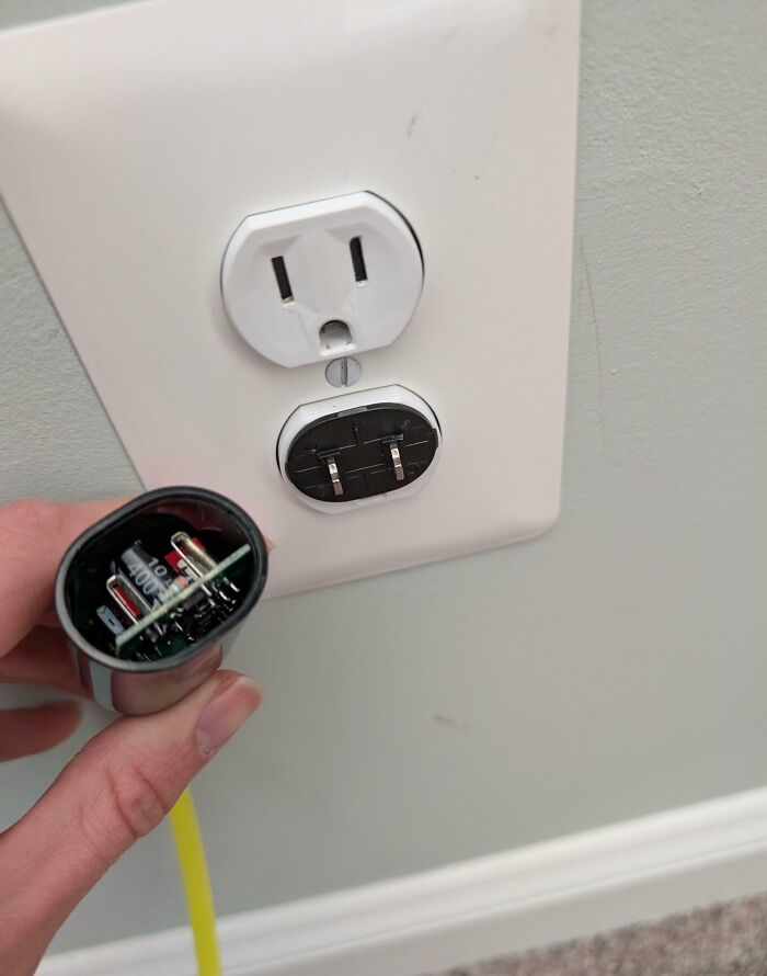 &ldquo;Decided To Fall Apart Before My Wedding&rdquo;: 59 Times Things Broke So Badly, It Looked Intentional