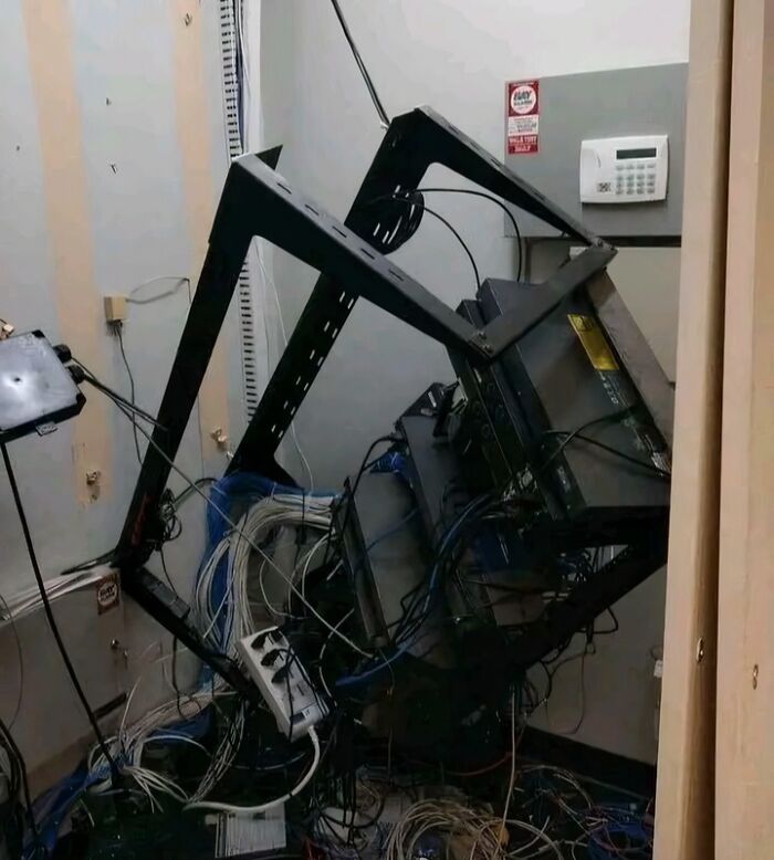 &ldquo;Decided To Fall Apart Before My Wedding&rdquo;: 59 Times Things Broke So Badly, It Looked Intentional