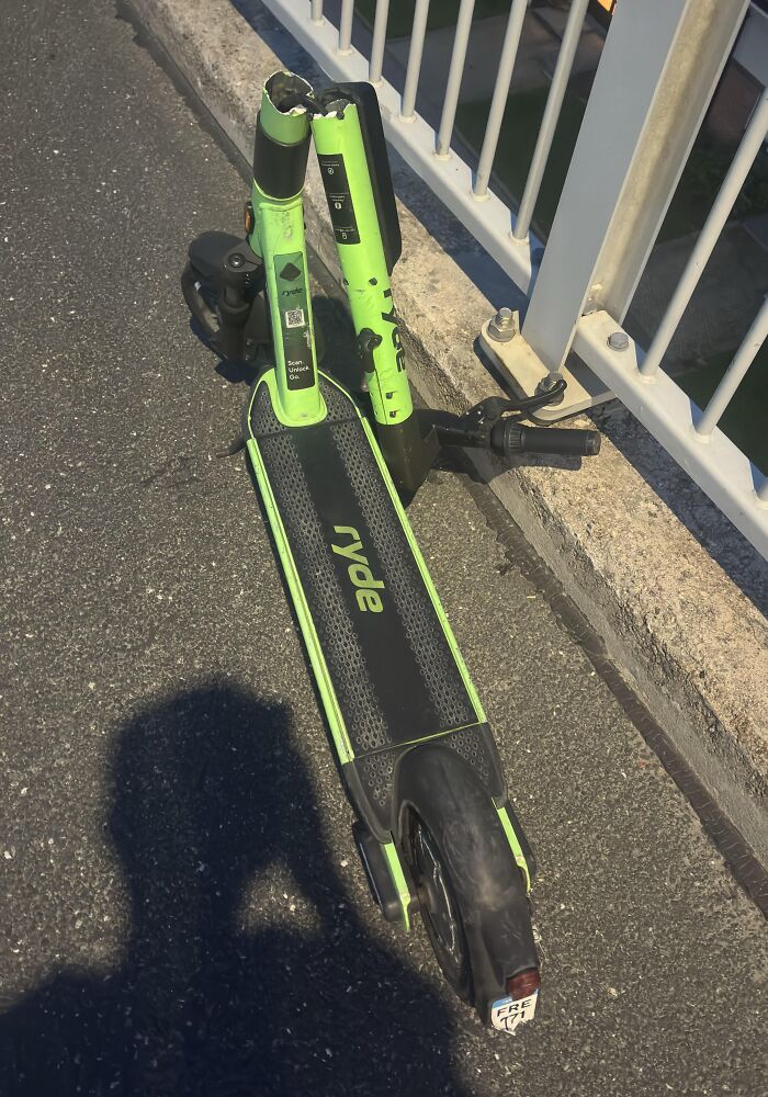 &ldquo;Decided To Fall Apart Before My Wedding&rdquo;: 59 Times Things Broke So Badly, It Looked Intentional