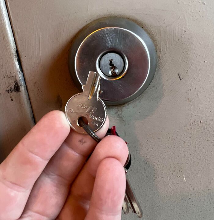 &ldquo;Decided To Fall Apart Before My Wedding&rdquo;: 59 Times Things Broke So Badly, It Looked Intentional