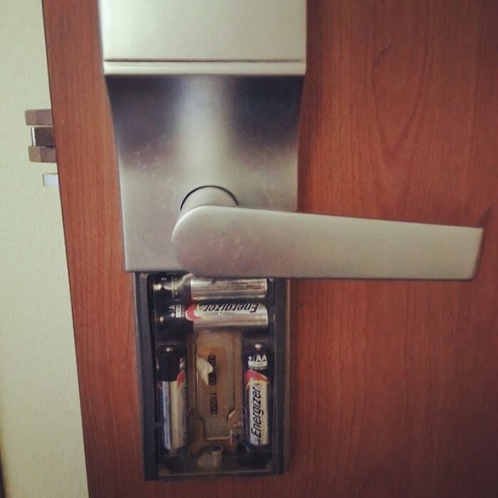 &ldquo;Decided To Fall Apart Before My Wedding&rdquo;: 59 Times Things Broke So Badly, It Looked Intentional