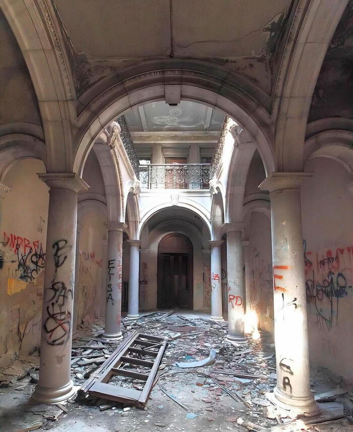 This Page Shared 55 Abandoned Spots That Look Straight Out Of A Post-Apocalyptic Movie