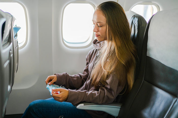 Woman Refuses To Move Her Hair On Plane, Dad Figures Out How To Make Her Super Uncomfortable