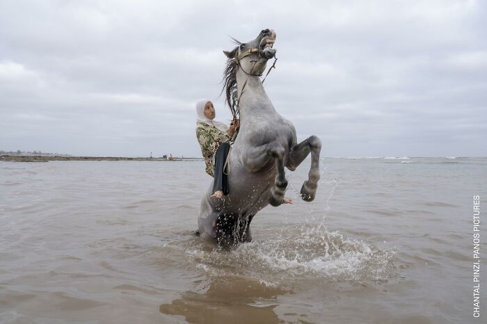 37 Powerful Photos From The 2026 World Press Photo Contest That Capture Our World Today