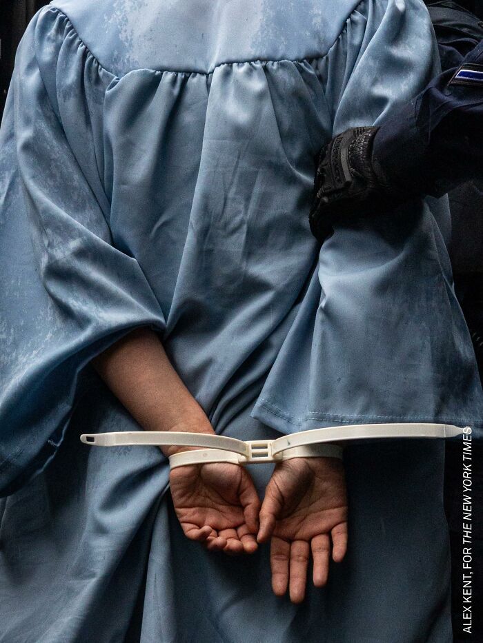 37 Powerful Photos From The 2026 World Press Photo Contest That Capture Our World Today