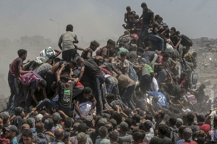 37 Powerful Photos From The 2026 World Press Photo Contest That Capture Our World Today