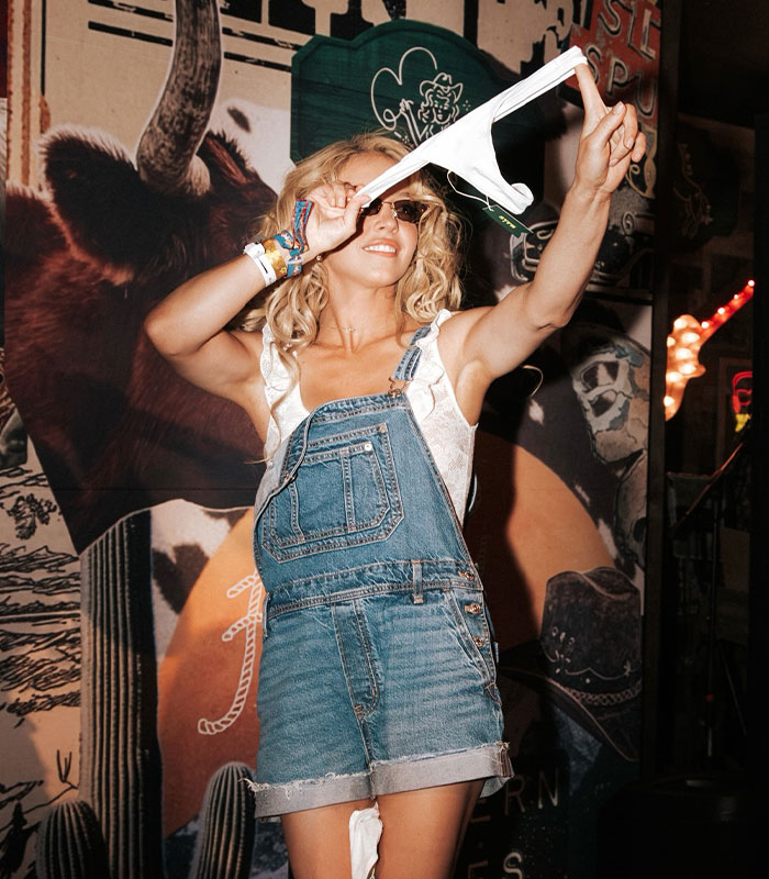 “Why Is She Wearing It Like That?”: Sydney Sweeney&rsquo;s Bold Karaoke Moment At Stagecoach Sends Fans Buzzing