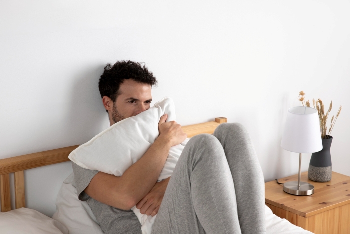 Woman Crashes At Friend&rsquo;s Home After Breakup, Blasts Reality TV And Stresses Out The Cats