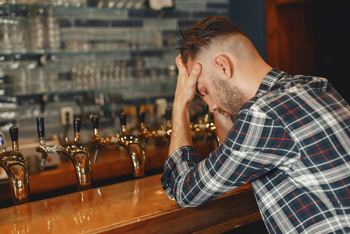 71 Bartenders Share Customer Gossip They&rsquo;ve Heard On The Job, And The Tea Is Piping Hot