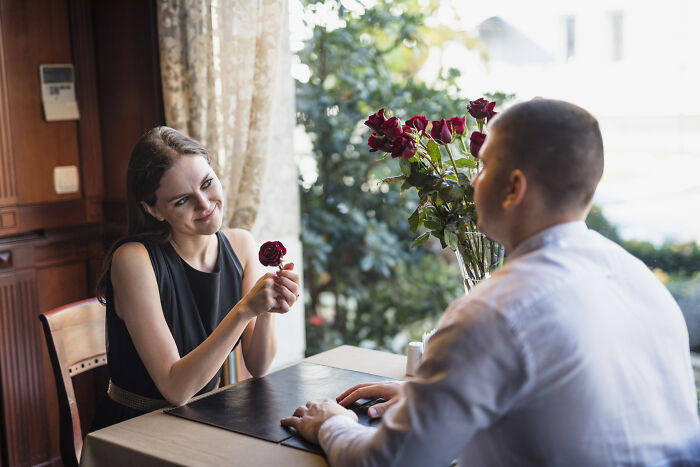 71 Bartenders Share Customer Gossip They&rsquo;ve Heard On The Job, And The Tea Is Piping Hot