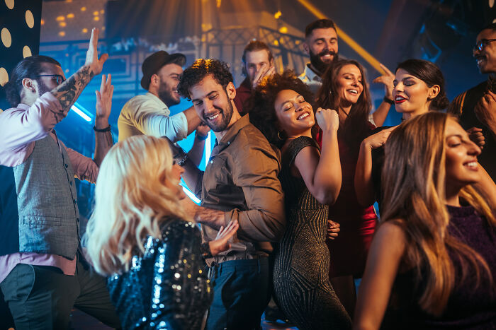 71 Bartenders Share Customer Gossip They&rsquo;ve Heard On The Job, And The Tea Is Piping Hot