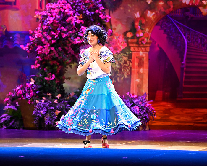 Disney World Fan Slapped With The Ultimate Karma After Cutting In Line To Get Photo With Character